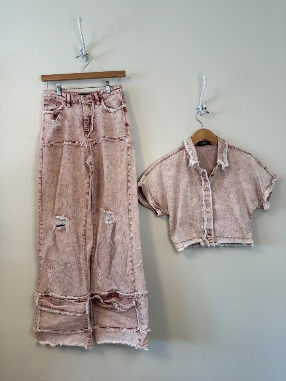 AKIRA FAYE Distressed Relaxed Fit Jeans AND Button Down Top Set Mauve Small - Picture 2 of 10